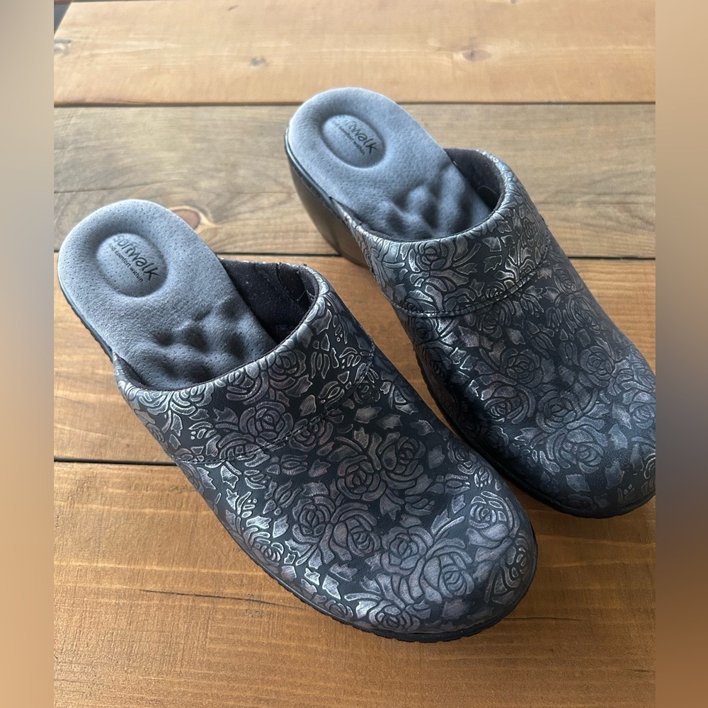 SoftWalk | NWOT floral tooled leather eggcrate metallic slide mule clogs | sz 9